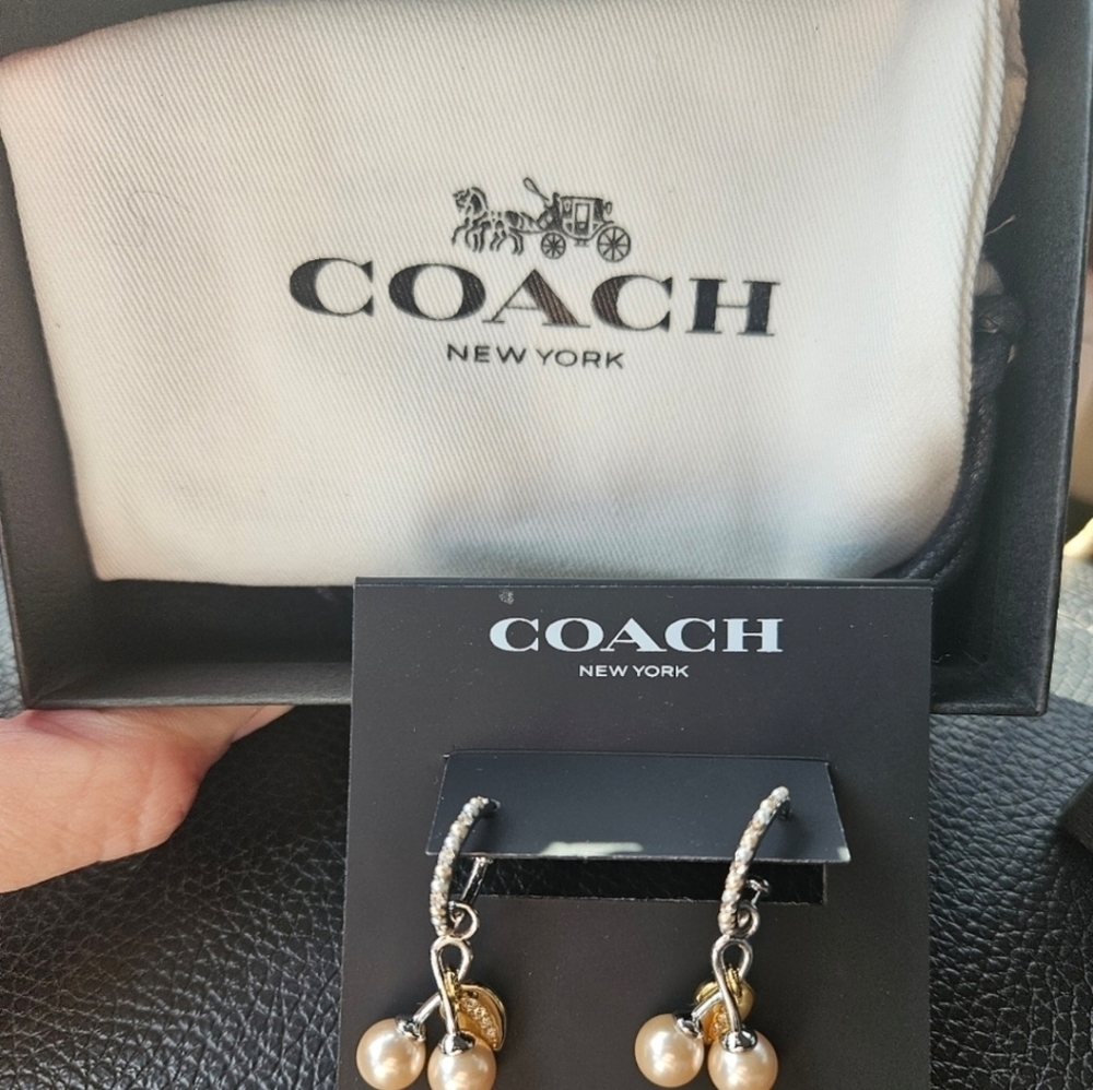 💛▪️COACH ▪️ Kisslock Cherry Pavé Huggie Earrings with Dustbag - Picture 4 of 5